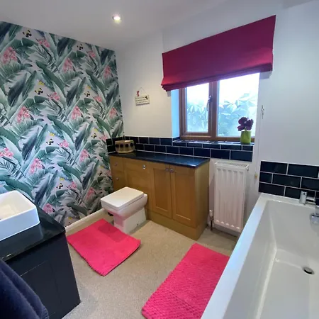 Holiday home 4 Beds, Private Parking, Gr Fl Bedroom & Shower Wc