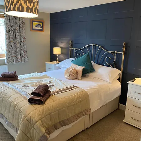 Semesterbostad 4 Beds, Private Parking, Gr Fl Bedroom & Shower Wc *